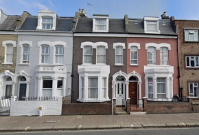 Cheerful 4 bedroom Victorian house with back courtyard